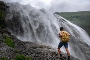 hombre subiendo catarata